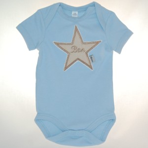 personalisierter Baby Body in hellblau von Lieblingsstücke