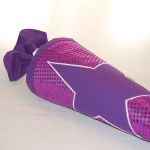 Lieblingsstücke Schultüte mit Stern aus Glitzerstoff in lila violette und pink. Personalisierbar.