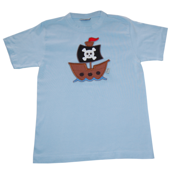 T-Shirt mit Piratenschiff in hellblau von Lieblingsstücke 4330