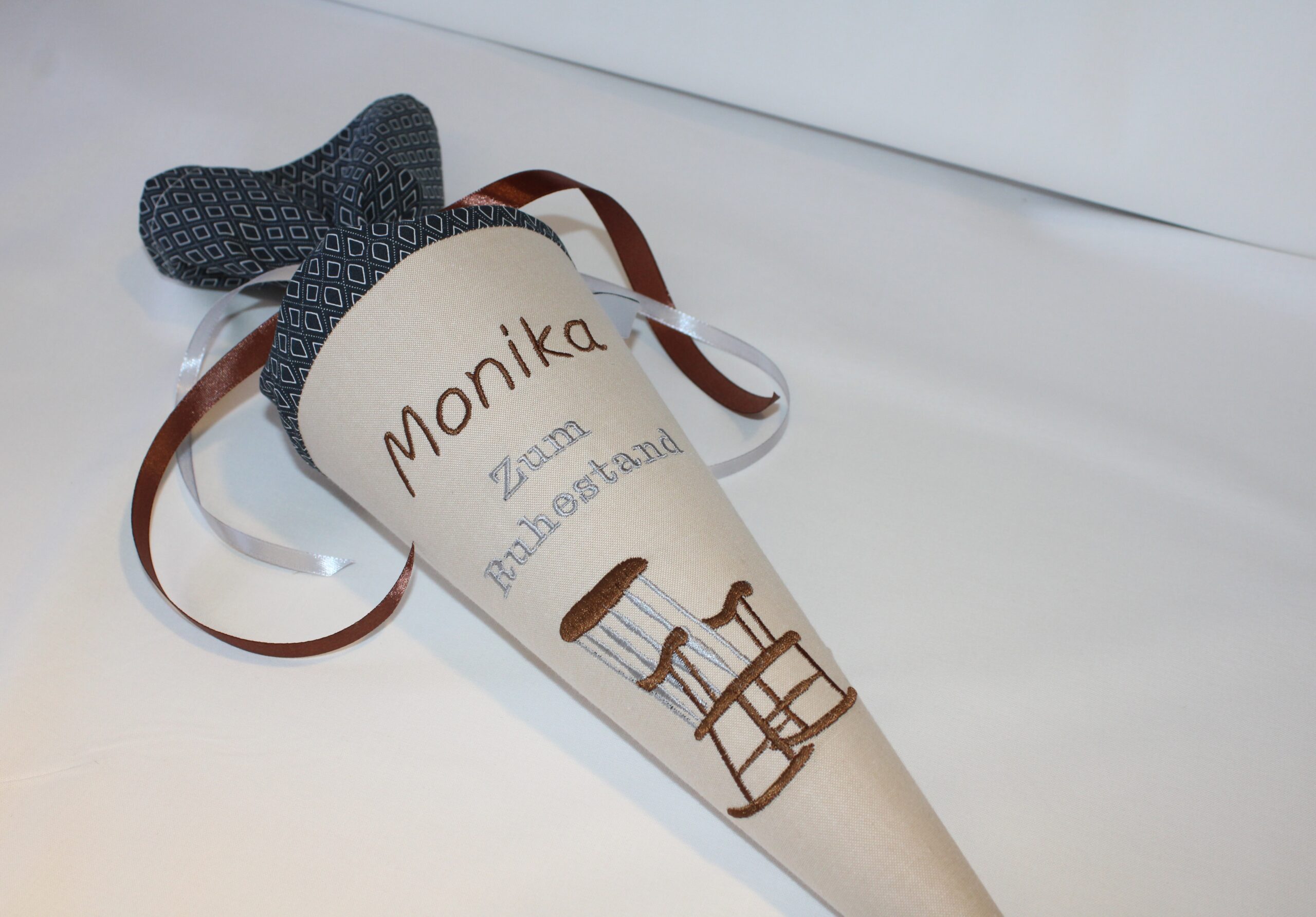 Geschenk zum Renteneintritt, Rentnertüte mit Schaukelastuhl in grau-beige und grau-schwarz von Lieblingsstücke 4330